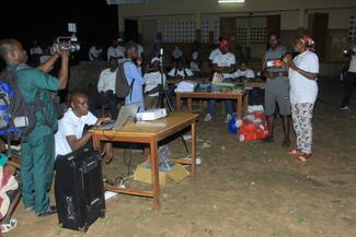 Sensibilisation nocturne sur la rage dans un village de Bouna