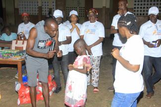 Sensibilisation nocturne sur la rage dans un village de Bouna