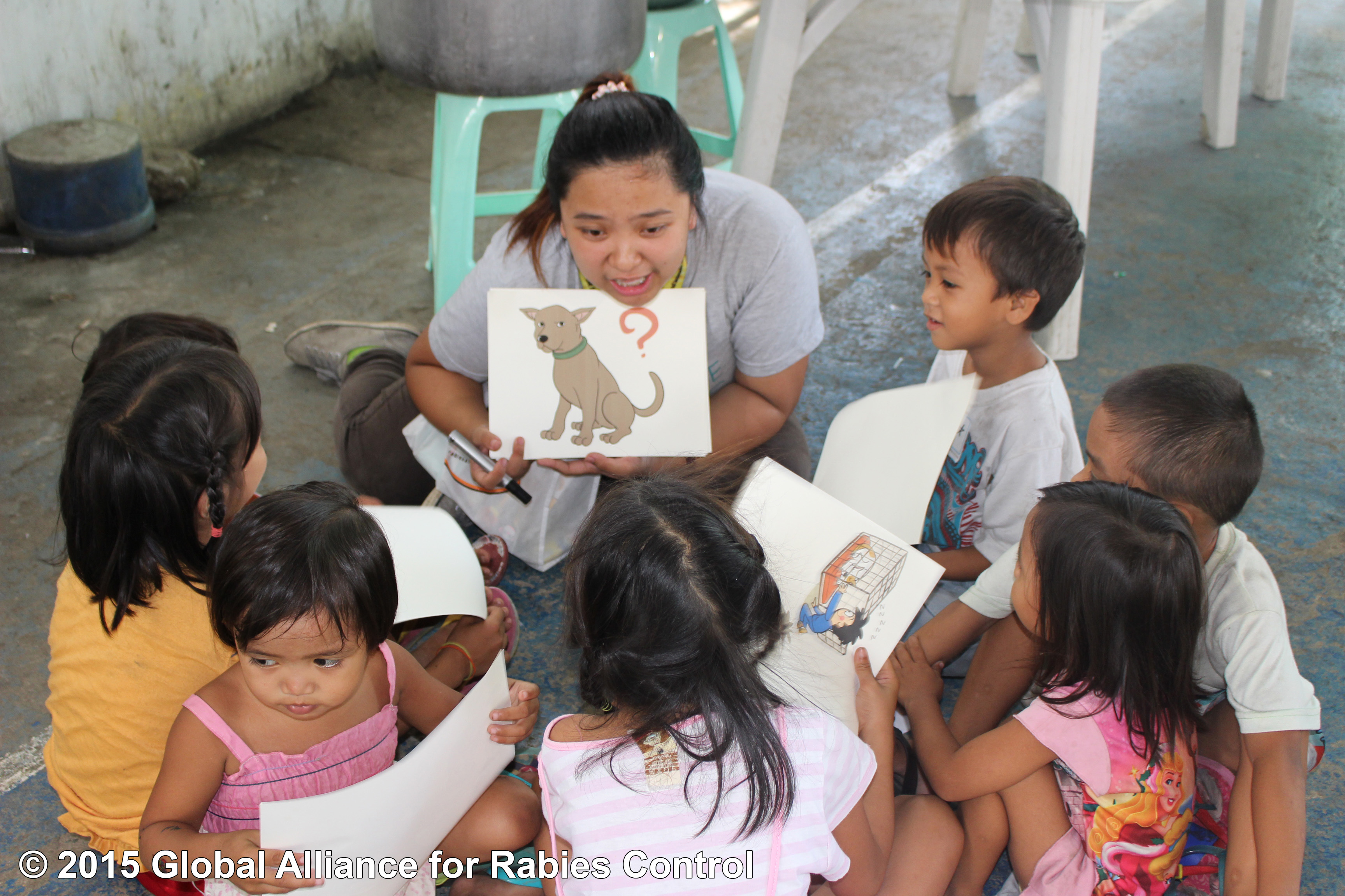 Lady educating children about bite prevention.